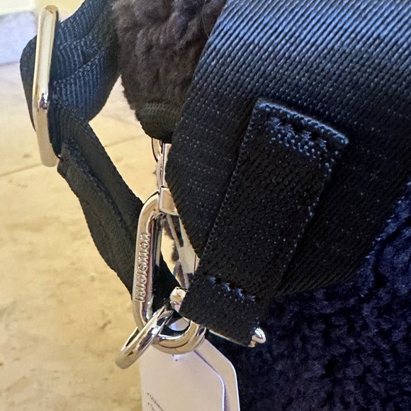 Lululemon Crossbody Black Bucket Bag Fleece 2.5L - Picture 13 of 14